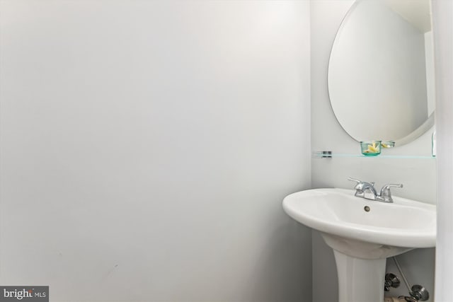 bathroom featuring a sink