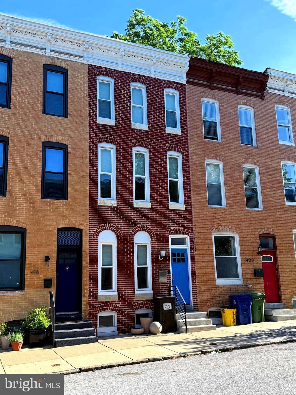 418 E Lanvale St, Baltimore, MD 21202 - multi unit property with entry steps and brick siding