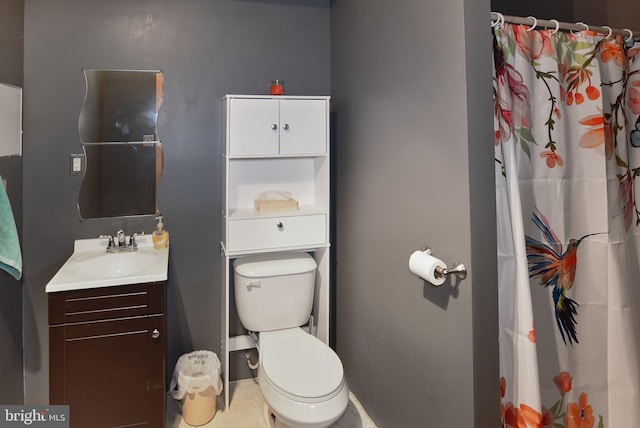 full bath featuring toilet, vanity, baseboards, and a shower with curtain