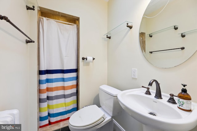 full bath with a sink, toilet, and a shower with shower curtain