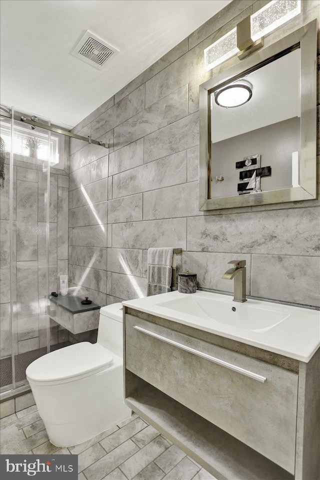 3202 Nash Rd, Reading, PA 19608 - full bath featuring tile walls, a shower stall, toilet, vanity, and tasteful backsplash