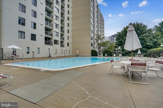 6300 Stevenson Ave Unit 523, Alexandria, VA 22304 - community pool with a patio