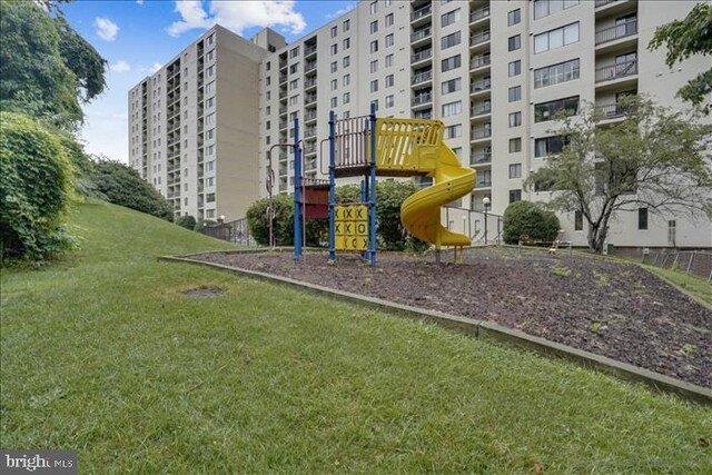 6300 Stevenson Ave Unit 523, Alexandria, VA 22304 - community play area with a lawn