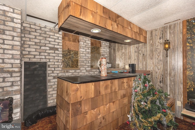 reception area featuring wet bar and a textured ceiling