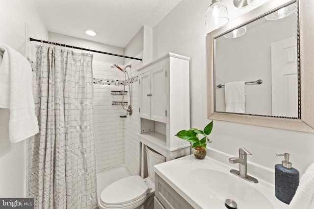 124 Fort Evans Rd SE Unit B, Leesburg, VA 20175 - full bath featuring tiled shower, vanity, and toilet