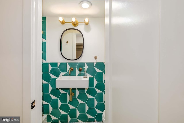 bathroom featuring a sink
