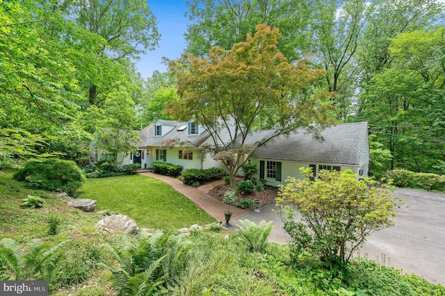 512 Worthington Rd, Chester Springs, PA 19425 - cape cod-style house with a shingled roof and a front yard