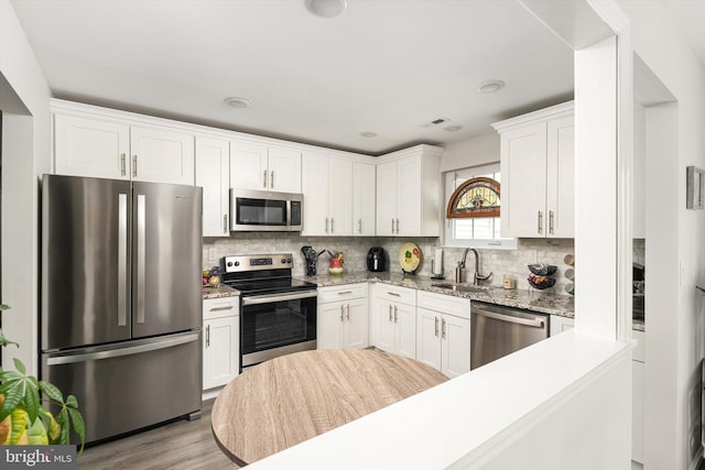 104 Lake View Ct, Columbus, NJ 08022 - kitchen with stainless steel appliances, a sink, white cabinets, tasteful backsplash, and light wood finished floors