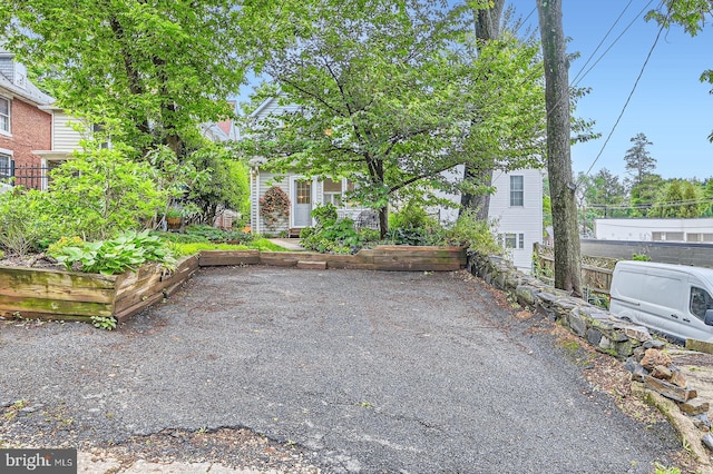 view of front of house featuring a garden and fence