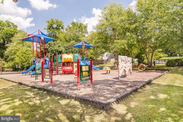 6219 Seminole Pl, Berwyn Heights, MD 20740 - view of community play area