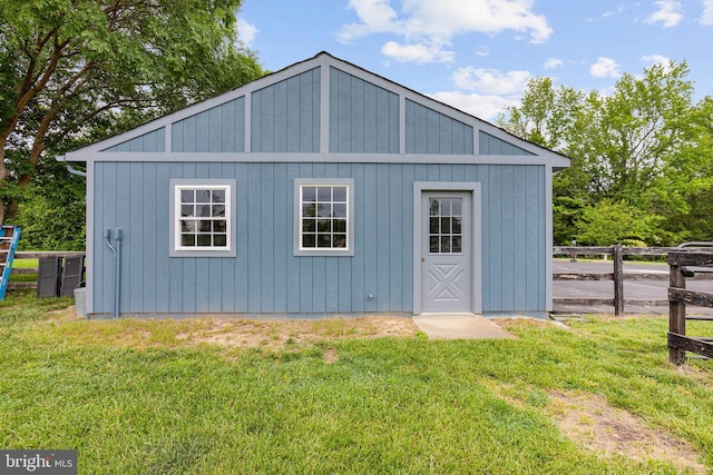 view of outdoor structure with an outbuilding