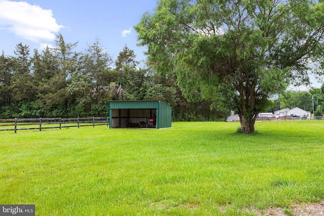 view of yard featuring an outbuilding