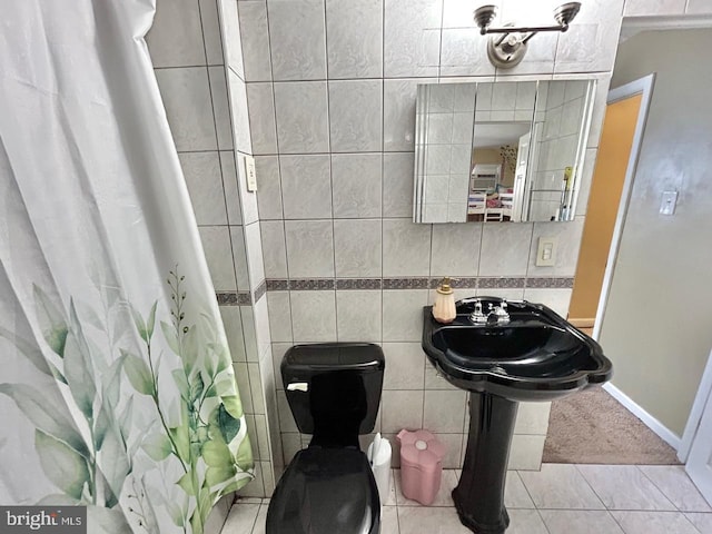 2817 Comly Rd, Philadelphia, PA 19154 - bathroom with a shower with curtain and baseboards