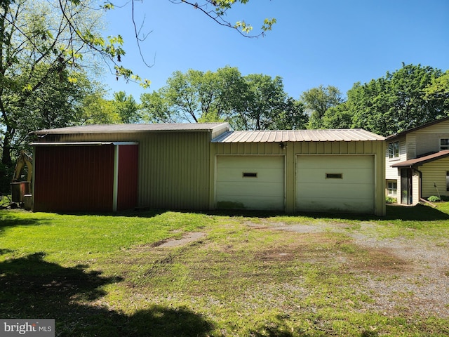 garage featuring dirt driveway