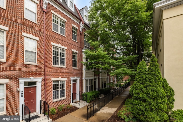 507 Governors Ct, Philadelphia, PA 19146 - view of side of home with brick siding
