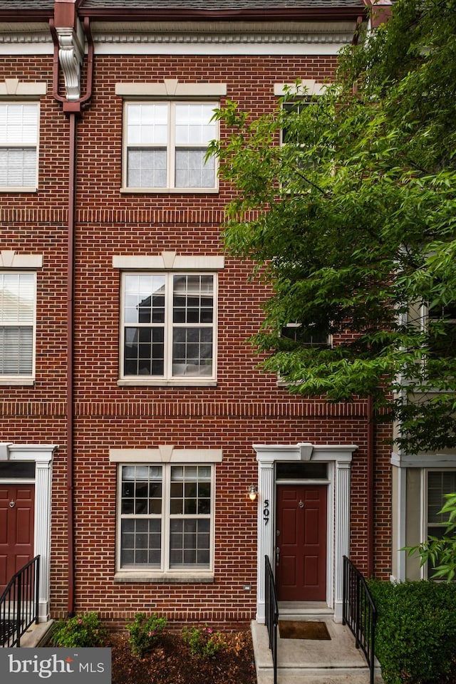 507 Governors Ct, Philadelphia, PA 19146 - view of front of property with brick siding