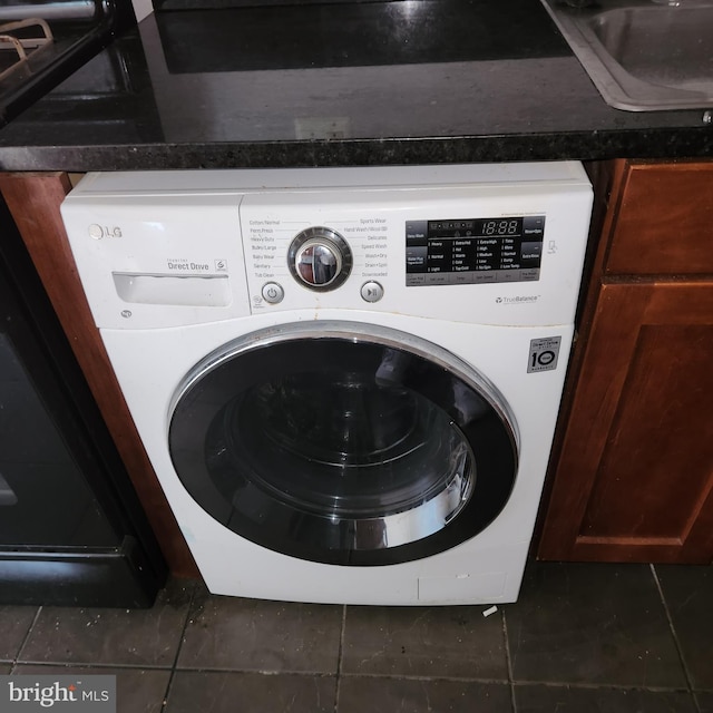 3105 Naylor Rd SE Unit 302, Washington, DC 20020 - laundry area featuring washer / clothes dryer, a sink, and tile patterned floors