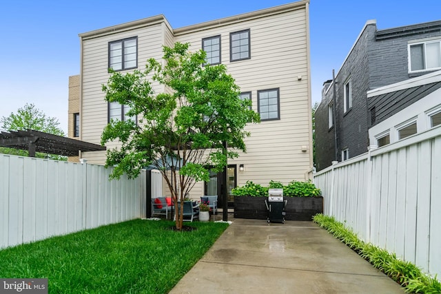 603 N Alfred St, Alexandria, VA 22314 - back of property featuring a patio