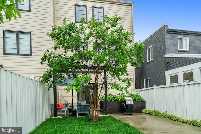 603 N Alfred St, Alexandria, VA 22314 - view of yard with a patio area