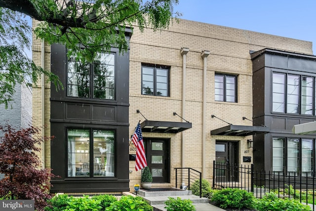 603 N Alfred St, Alexandria, VA 22314 - view of front of house with brick siding