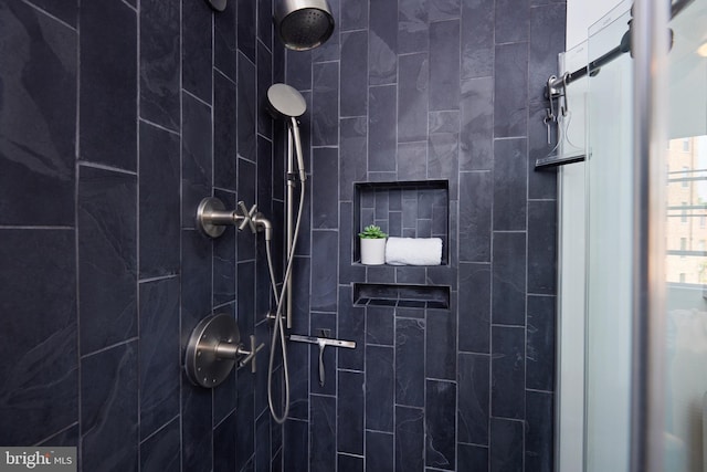 bathroom featuring tiled shower