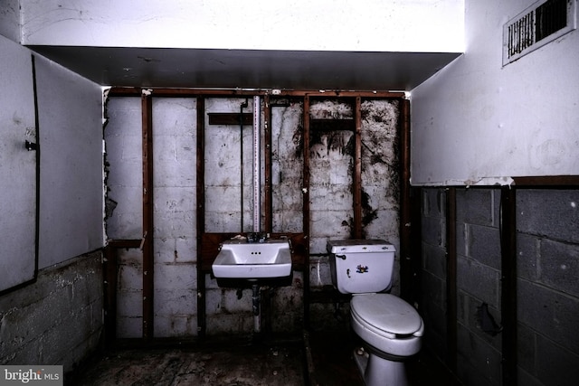 116 Callender St, Baltimore, MD 21201 - bathroom featuring a sink and toilet