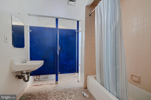 116 Callender St, Baltimore, MD 21201 - bathroom featuring shower / bath combination with curtain, a sink, and tile patterned floors