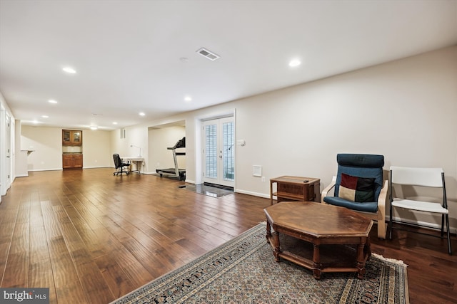 living area featuring recessed lighting, wood finished floors, and baseboards
