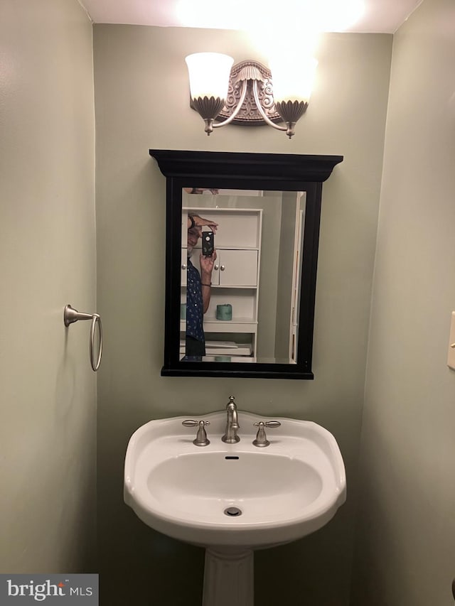 9118 Bobwhite Cir, Gaithersburg, MD 20879 - bathroom with a sink