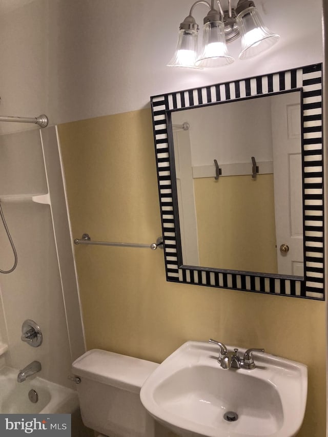 9118 Bobwhite Cir, Gaithersburg, MD 20879 - full bath with a sink, washtub / shower combination, toilet, and a chandelier