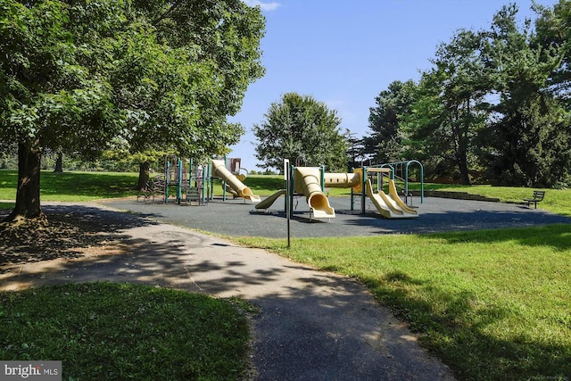 9118 Bobwhite Cir, Gaithersburg, MD 20879 - community play area featuring a lawn
