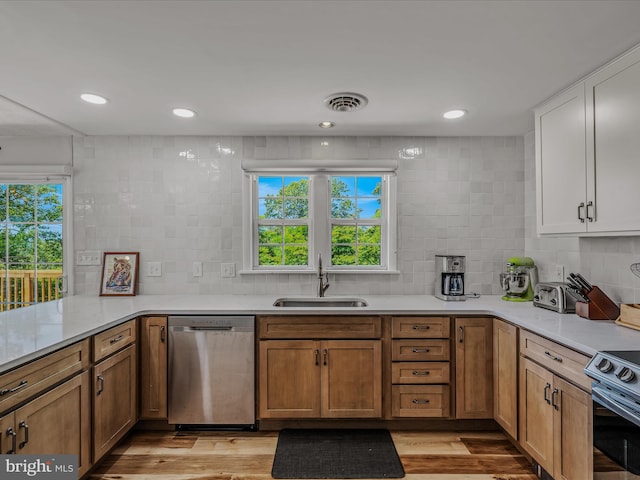 3906 Highland Ridge Rd, Berkeley Springs, WV 25411 - kitchen featuring appliances with stainless steel finishes, a sink, decorative backsplash, light wood-type flooring, and recessed lighting