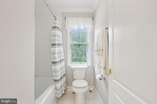 13 Lenape Ct, Mount Laurel, NJ 08054 - bathroom featuring toilet, shower / bathtub combination with curtain, and baseboards