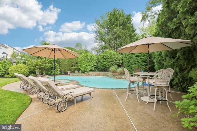 13 Lenape Ct, Mount Laurel, NJ 08054 - outdoor pool featuring a patio