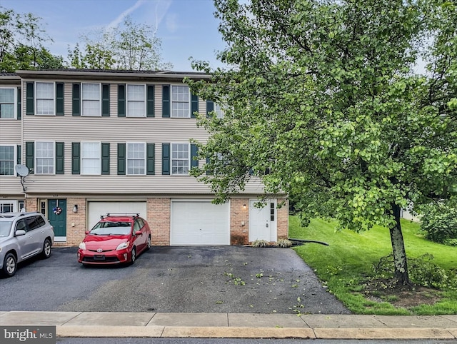677 Rockwood Dr, Elizabethtown, PA 17022 - multi unit property featuring driveway, brick siding, and a garage