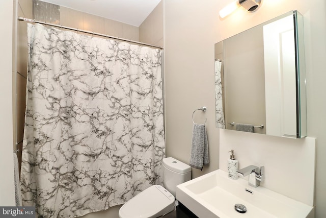 bathroom with toilet, a shower with curtain, and vanity