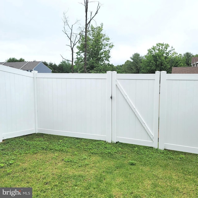 220 Scotch Pine Dr, Bunker Hill, WV 25413 - view of yard featuring a gate