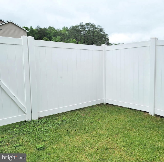 220 Scotch Pine Dr, Bunker Hill, WV 25413 - view of yard