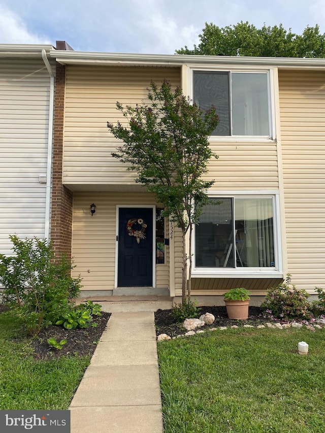 view of front facade with a front yard