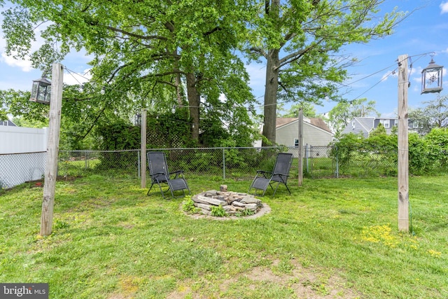 view of yard featuring a fire pit