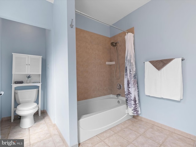 1503 W Tenth St, Wilmington, DE 19806 - full bath featuring tile patterned floors, baseboards, toilet, and shower / tub combo with curtain