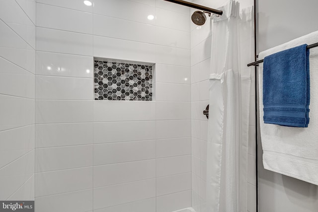 bathroom featuring a tile shower