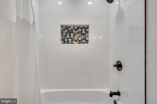 bathroom featuring shower / tub combo