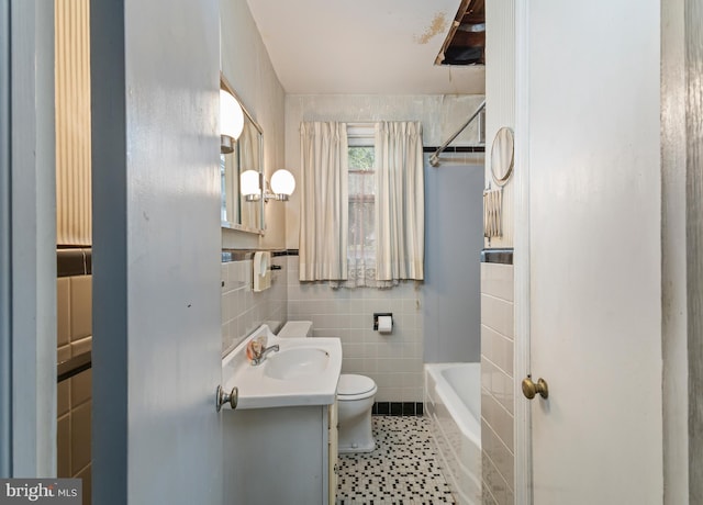 364 Driscoll Ave, Woodbury, NJ 08096 - full bath with toilet, tile walls, vanity, a tub, and a shower