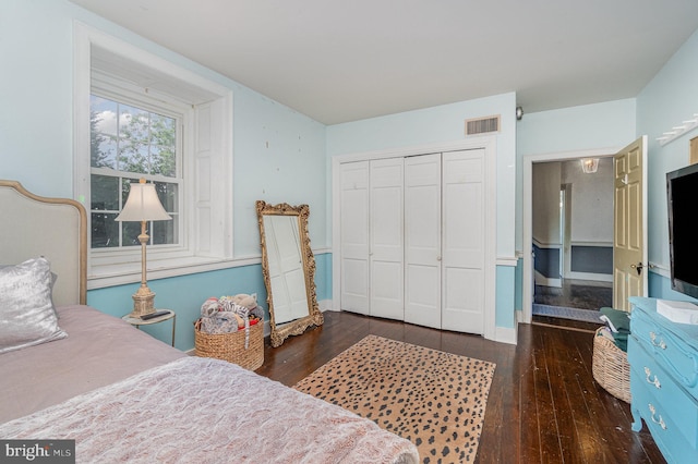 1554 Williams Grove Rd, Mechanicsburg, PA 17055 - bedroom with hardwood / wood-style floors, a closet, and baseboards