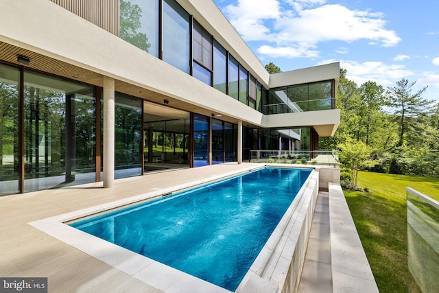 swimming pool featuring a yard