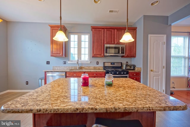 251 Starboard Way, Mount Laurel, NJ 08054 - kitchen featuring stainless steel appliances, a sink, a kitchen bar, light wood-type flooring, and baseboards