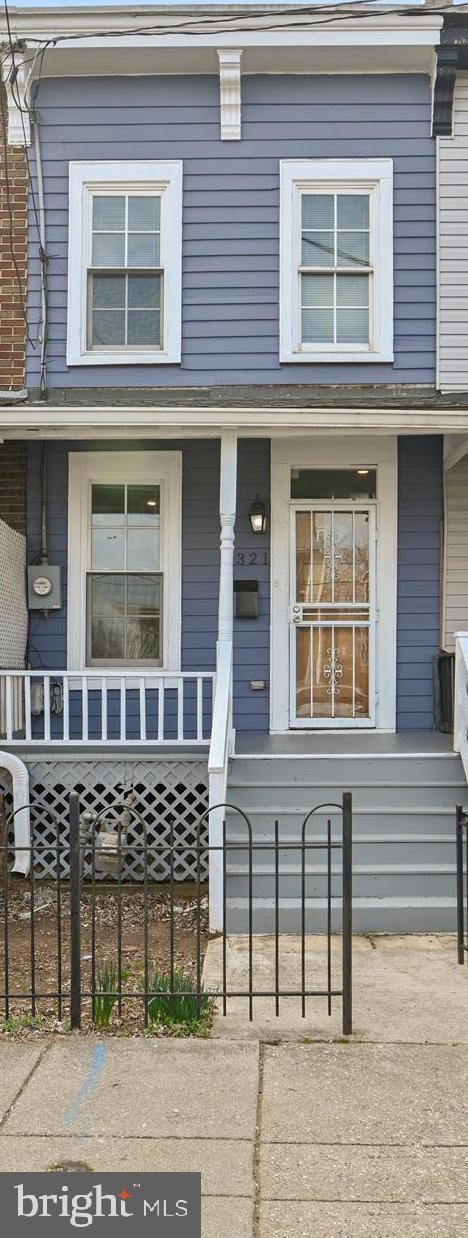 1321 W St SE, Washington, DC 20020 - view of front facade featuring a porch and a fenced front yard