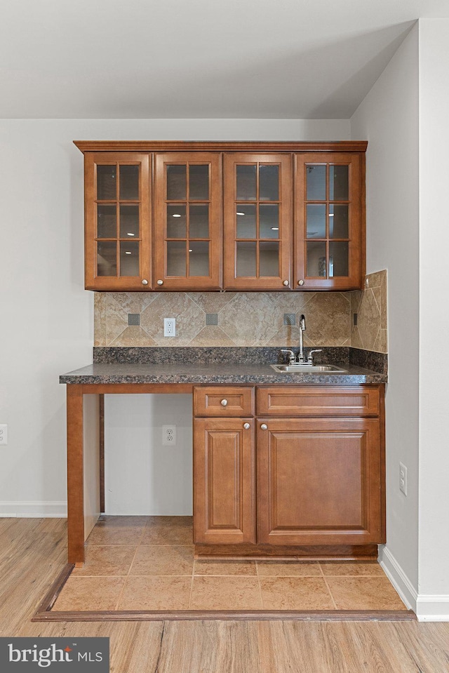 42189 Shorecrest Ter, Aldie, VA 20105 - indoor wet bar featuring tasteful backsplash, baseboards, and light wood-style floors
