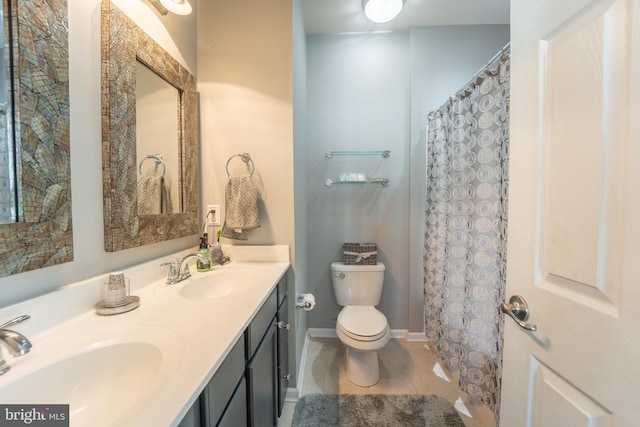 full bath featuring toilet, tile patterned floors, double vanity, a shower with curtain, and baseboards